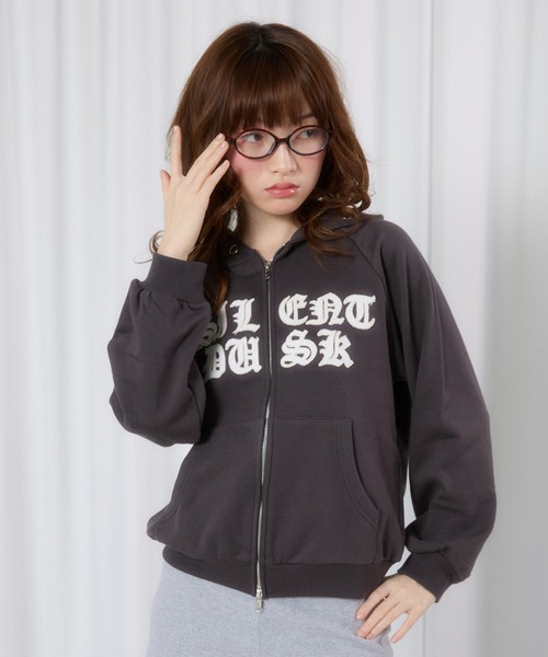 FCMM(エフシーエムエム)の「【日本限定】EYELET PATCH HOODIE / アイレットパッチフーディ(パーカー・レディース・グレー/チャコールグレー/グリーン系その他・SMALL/MEDIUM)」の2枚目の写真