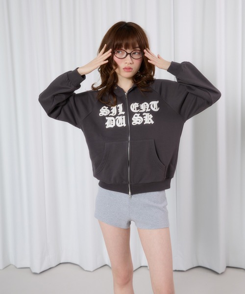 FCMM(エフシーエムエム)の「【日本限定】EYELET PATCH HOODIE / アイレットパッチフーディ(パーカー・レディース・グレー/チャコールグレー/グリーン系その他・SMALL/MEDIUM)」の4枚目の写真