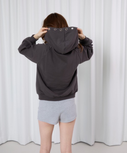 FCMM(エフシーエムエム)の「【日本限定】EYELET PATCH HOODIE / アイレットパッチフーディ(パーカー・レディース・グレー/チャコールグレー/グリーン系その他・SMALL/MEDIUM)」の6枚目の写真