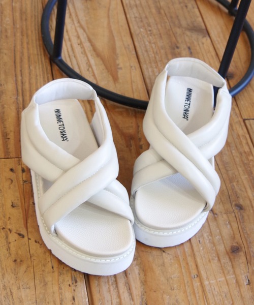Minnetonka(ミネトンカ)の「MINNETONKA(ミネトンカ) /クロスベルトパファーサンダル 26M03(サンダル・レディース・ゴールド/シルバー/アイボリー/ブラック・8/7/6/5/9)」の20枚目の写真