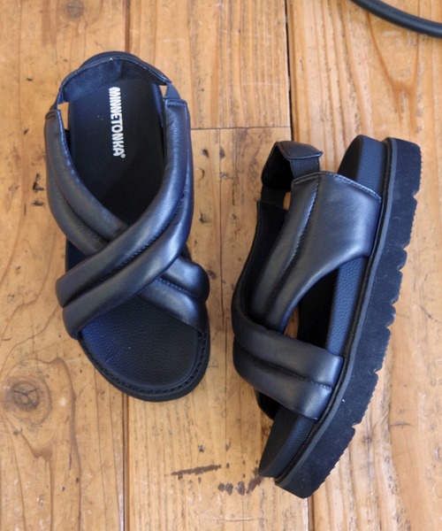 Minnetonka(ミネトンカ)の「MINNETONKA(ミネトンカ) /クロスベルトパファーサンダル 26M03(サンダル・レディース・ゴールド/シルバー/アイボリー/ブラック・8/7/6/5/9)」の19枚目の写真