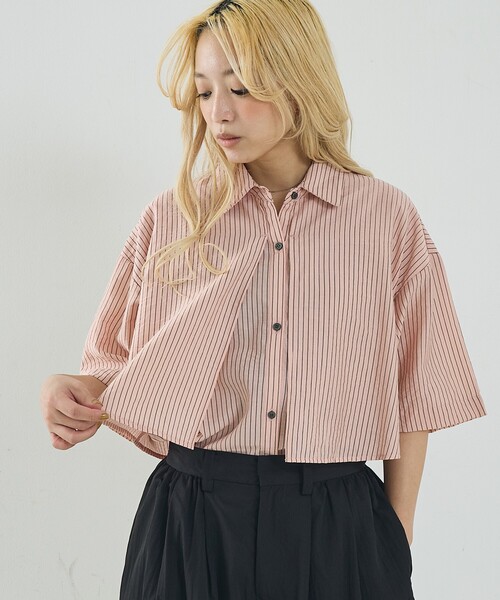 NOMINE(ノミネ)の「ロングヨーク ハーフスリーブ/半袖 シャツ(シャツ/ブラウス・レディース・ピンク/ホワイト/サックスブルー/ブラック/ホワイト系その他・フリー)」の1枚目の写真