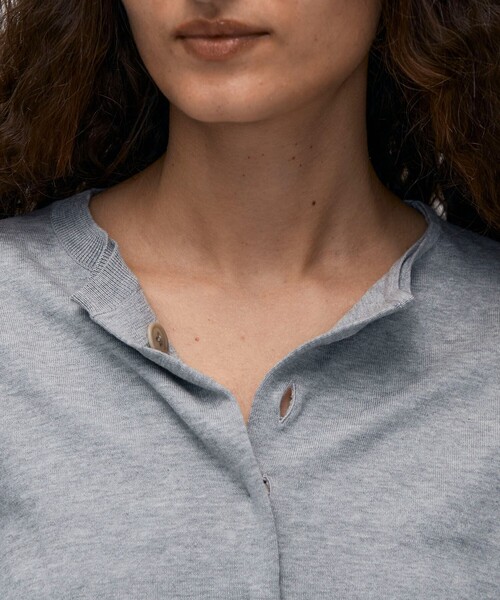 BACCA（バッカ）の「ハイゲージコットン クルーネックカーディガン（カーディガン/ボレロ・レディース・チャコールグレー・S）」の6枚目の写真