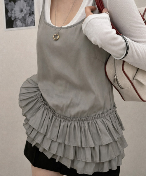 VIVID LADY(ビビッドレディー)の「フリル ティアード キャミソールトップス(Tシャツ/カットソー・レディース・ブラック/アイボリー/グレー・FREE)」の4枚目の写真