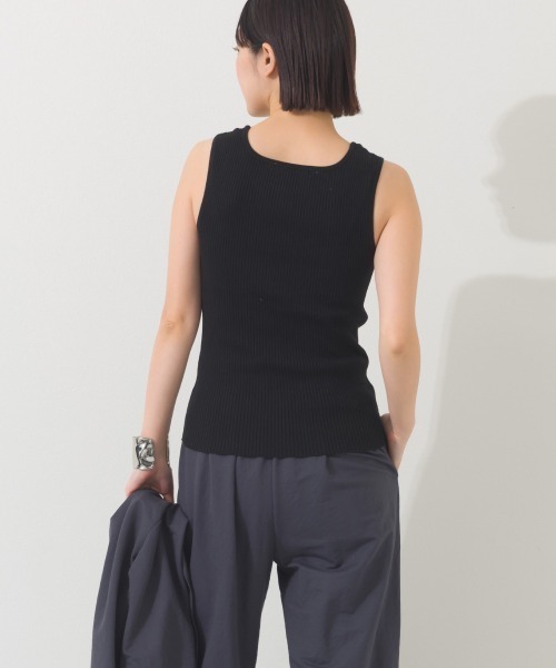 OMNES(オムネス)の「横編みリブタンクトップ(タンクトップ・レディース・オートミール/ライトグレー/アイボリー/ブラック・FREE)」の12枚目の写真