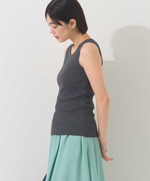 OMNES(オムネス)の「横編みリブタンクトップ(タンクトップ・レディース・オートミール/ライトグレー/アイボリー/ブラック・FREE)」の16枚目の写真