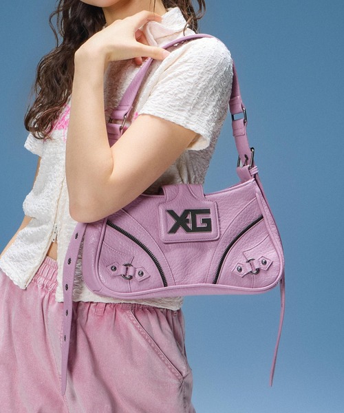 X-girl（エックスガール）の「XG EMBLEM BUCKLE PANELED SHOULDER BAG（ショルダーバッグ・レディース・ブラック/ピンク・ONE SIZE）」の2枚目の写真