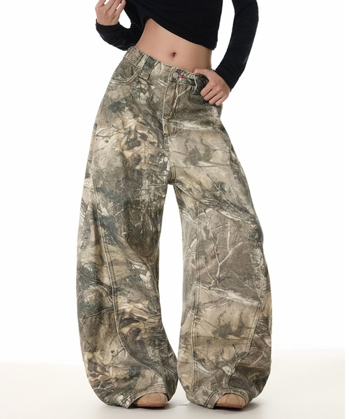 lilful(リルフル)の「【26年春夏新作】バックロゴ刺繍 リアルツリーカモ ワイドデニムパンツ(デニムパンツ・レディース・その他・L/M)」の7枚目の写真