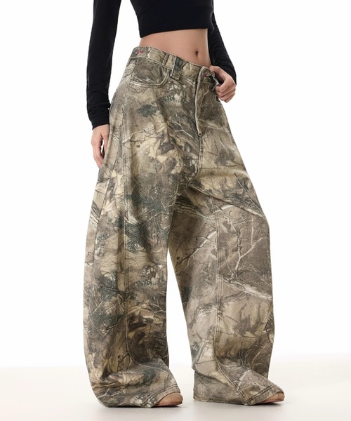 lilful(リルフル)の「【26年春夏新作】バックロゴ刺繍 リアルツリーカモ ワイドデニムパンツ(デニムパンツ・レディース・その他・L/M)」の8枚目の写真