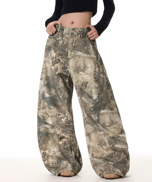 lilful(リルフル)の「【26年春夏新作】バックロゴ刺繍 リアルツリーカモ ワイドデニムパンツ(デニムパンツ・レディース・その他・L/M)」の9枚目の写真