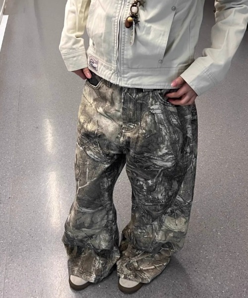 lilful(リルフル)の「【26年春夏新作】バックロゴ刺繍 リアルツリーカモ ワイドデニムパンツ(デニムパンツ・レディース・その他・L/M)」の13枚目の写真