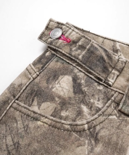 lilful(リルフル)の「【26年春夏新作】バックロゴ刺繍 リアルツリーカモ ワイドデニムパンツ(デニムパンツ・レディース・その他・L/M)」の16枚目の写真