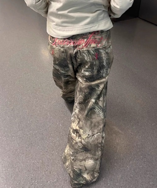 lilful(リルフル)の「【26年春夏新作】バックロゴ刺繍 リアルツリーカモ ワイドデニムパンツ(デニムパンツ・レディース・その他・L/M)」の14枚目の写真