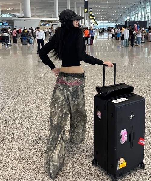 lilful(リルフル)の「【26年春夏新作】バックロゴ刺繍 リアルツリーカモ ワイドデニムパンツ(デニムパンツ・レディース・その他・L/M)」の5枚目の写真