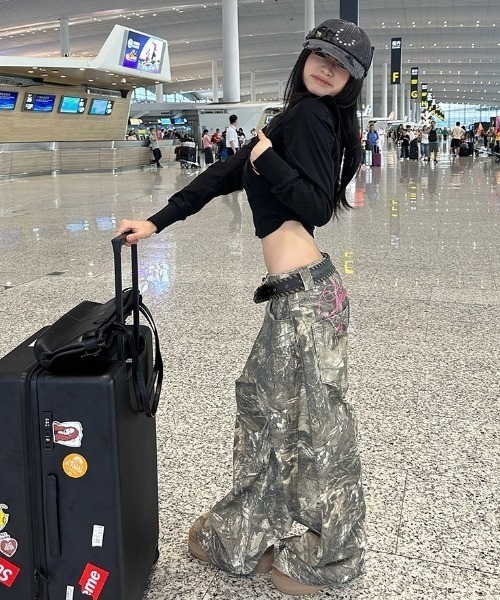 lilful(リルフル)の「【26年春夏新作】バックロゴ刺繍 リアルツリーカモ ワイドデニムパンツ(デニムパンツ・レディース・その他・L/M)」の6枚目の写真