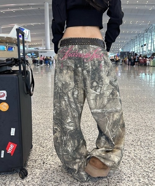 lilful(リルフル)の「【26年春夏新作】バックロゴ刺繍 リアルツリーカモ ワイドデニムパンツ(デニムパンツ・レディース・その他・L/M)」の3枚目の写真