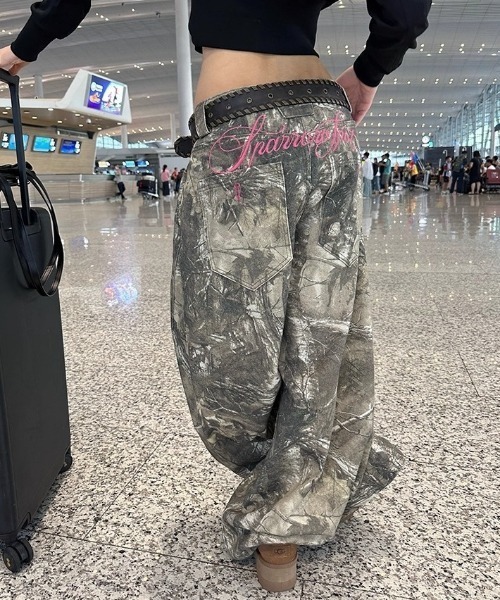 lilful(リルフル)の「【26年春夏新作】バックロゴ刺繍 リアルツリーカモ ワイドデニムパンツ(デニムパンツ・レディース・その他・L/M)」の4枚目の写真