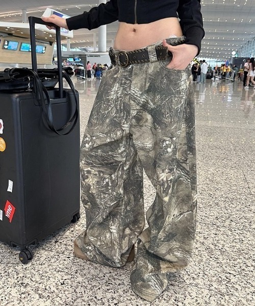 lilful(リルフル)の「【26年春夏新作】バックロゴ刺繍 リアルツリーカモ ワイドデニムパンツ(デニムパンツ・レディース・その他・L/M)」の2枚目の写真