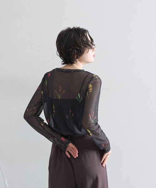 &. NOSTALGIA（アンドドットノスタルジア）の「フラワープリントシアートップス（Tシャツ/カットソー・レディース・アイボリー/ブラック・M）」の9枚目の写真