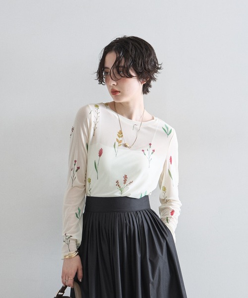&. NOSTALGIA（アンドドットノスタルジア）の「フラワープリントシアートップス（Tシャツ/カットソー・レディース・アイボリー/ブラック・M）」の13枚目の写真