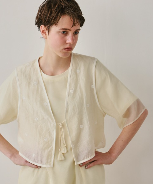 Kelen(ケレン)の「「KELEN / ケレン」シアー刺繍 ベスト(シャツ/ブラウス・レディース・チャコールグレー/ブラック/ライトグレー系/アイボリー・FREE)」の1枚目の写真
