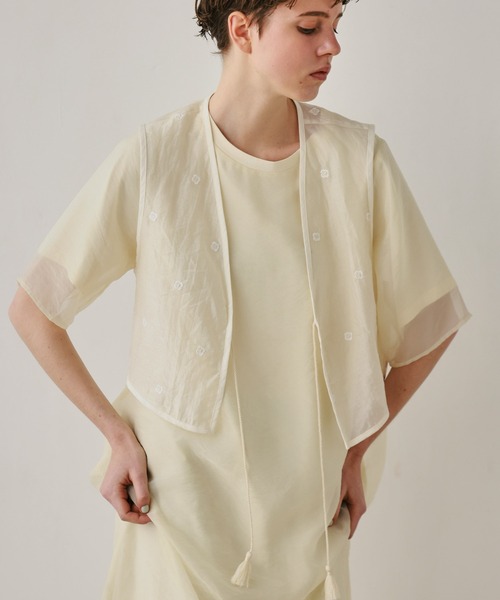 Kelen(ケレン)の「「KELEN / ケレン」シアー刺繍 ベスト(シャツ/ブラウス・レディース・チャコールグレー/ブラック/ライトグレー系/アイボリー・FREE)」の6枚目の写真