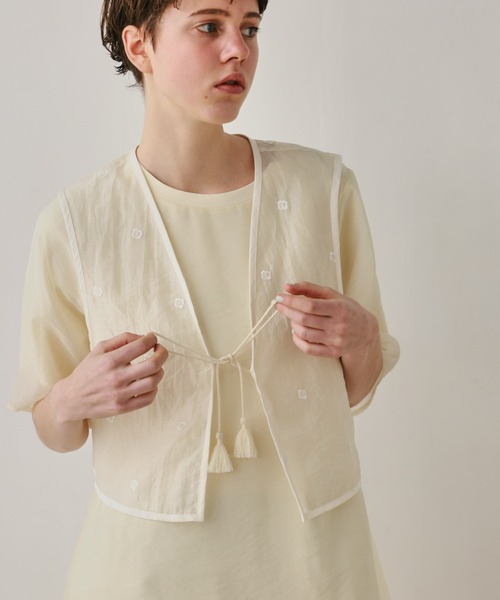 Kelen(ケレン)の「「KELEN / ケレン」シアー刺繍 ベスト(シャツ/ブラウス・レディース・チャコールグレー/ブラック/ライトグレー系/アイボリー・FREE)」の8枚目の写真