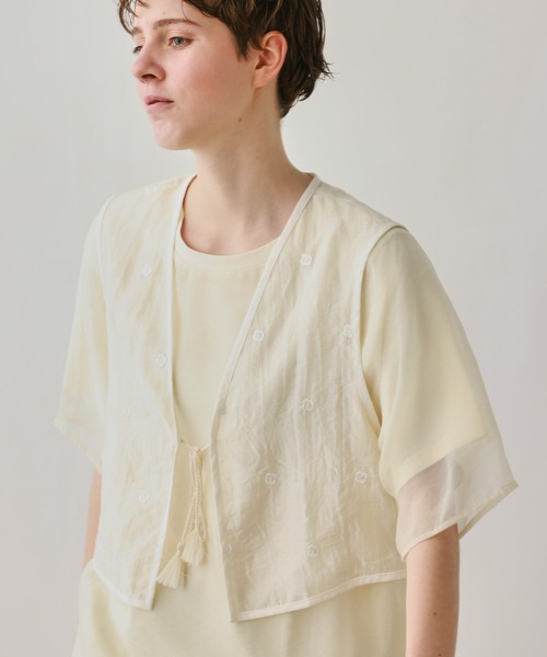 Kelen(ケレン)の「「KELEN / ケレン」シアー刺繍 ベスト(シャツ/ブラウス・レディース・チャコールグレー/ブラック/ライトグレー系/アイボリー・FREE)」の10枚目の写真