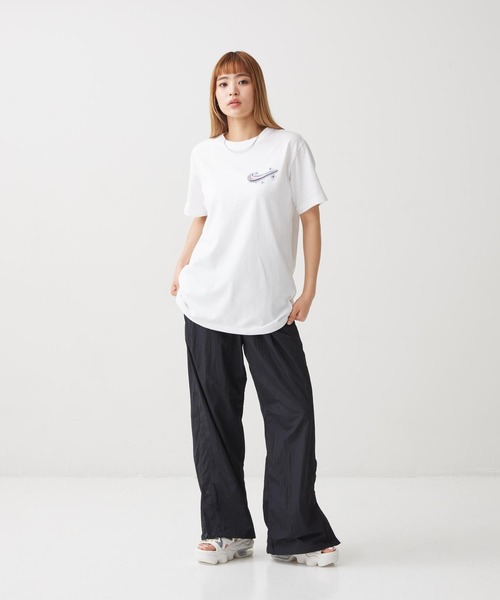 NIKE(ナイキ)の「ナイキ スポーツウェア クラシック ウィメンズ オーバーサイズド Tシャツ / Nike Sportswear Classic Women's Oversized T-Shirt IH7605-100 White(Tシャツ/カットソー・レディース・ホワイト・L/M/S/XL/XS)」の4枚目の写真