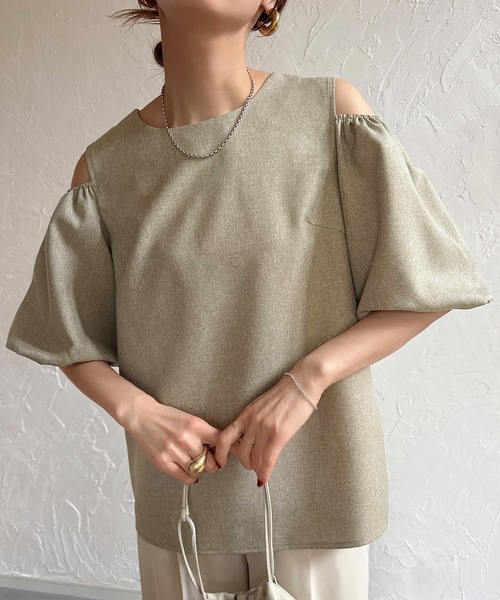 junoah（ジュノア）の「リネンライクオープンショルダーブラウス（シャツ/ブラウス・レディース・ベージュ/ライトブラウン/ブラック・SMALL/LARGE/MEDIUM）」の3枚目の写真