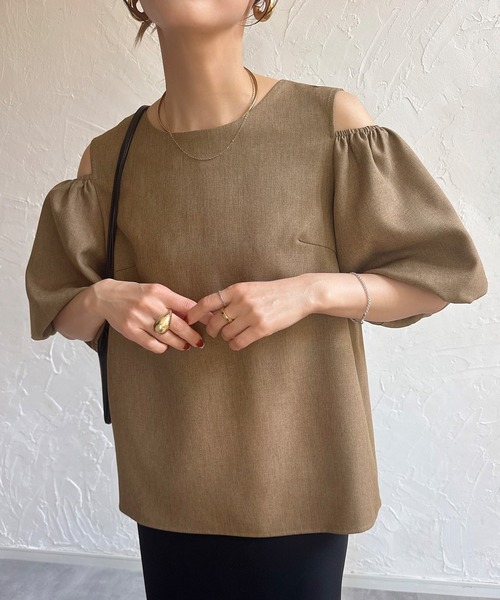 junoah（ジュノア）の「リネンライクオープンショルダーブラウス（シャツ/ブラウス・レディース・ベージュ/ライトブラウン/ブラック・SMALL/LARGE/MEDIUM）」の12枚目の写真