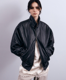 NUAKLE（ヌアクル）の「(w) カットラインハイネックフェイクレザージャケット_ブラック（MA-1）」