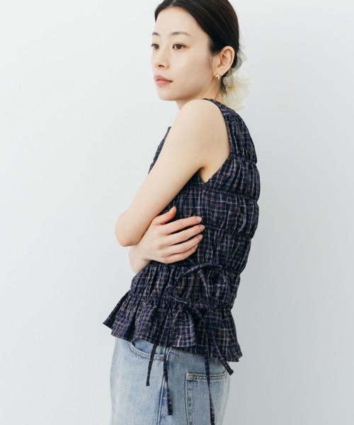 nenom（ネノム）の「[nenom/ネノム] チェックギャザーノースリーブブラウス（シャツ/ブラウス・レディース・ネイビー/イエロー/ブルー/ピンク・F）」の10枚目の写真