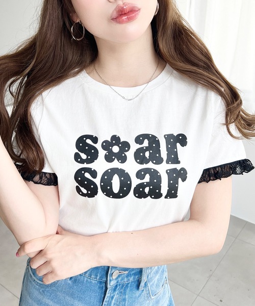 moment+(モーメントプラス)の「ドットロゴプリント袖口レースフリル半袖Tシャツ(Tシャツ/カットソー・レディース・オートミール/ネイビー/ブラック/ピンク/オフホワイト/イエロー・M)」の1枚目の写真