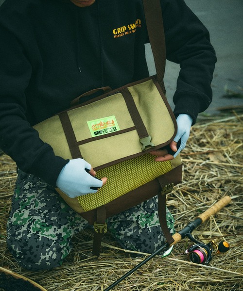 GRIP SWANY（グリップスワニー）の「Manhattan Portage×GRIP SWANY【MP1606REFGRSW】 Ny Messenger Bag  For GRIP SWANY（メッセンジャーバッグ・メンズ・ベージュ・FREE）」の2枚目の写真
