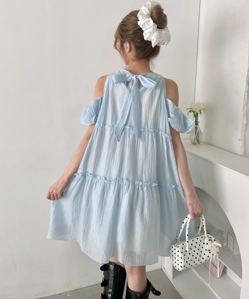 Loueme(ルエム)の「バックリボンオフショルティアードワンピース(ワンピース・レディース・ホワイト/ライトグリーン/ライトブルー・FREE)」の3枚目の写真