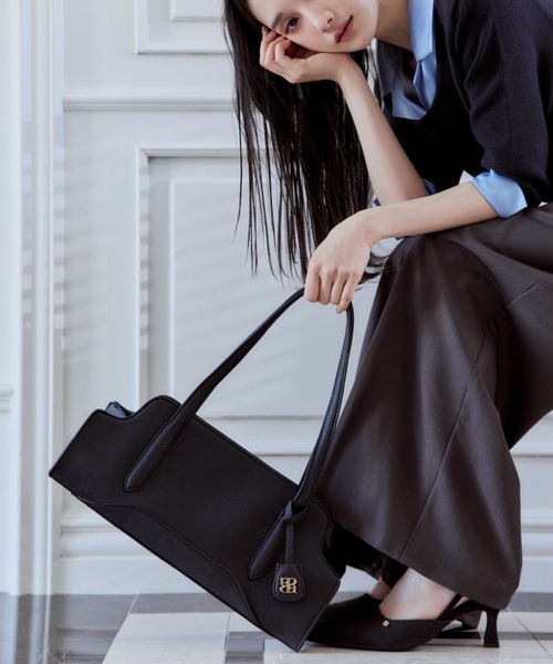 polaura(ポローラ)の「カーブストラクチャーショルダーバッグ(ショルダーバッグ・レディース・ブラック/グレイッシュベージュ・FREE)」の2枚目の写真