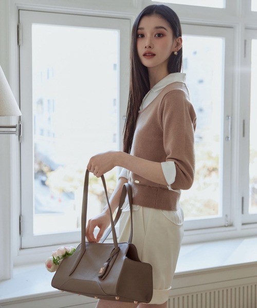polaura(ポローラ)の「カーブストラクチャーショルダーバッグ(ショルダーバッグ・レディース・ブラック/グレイッシュベージュ・FREE)」の4枚目の写真