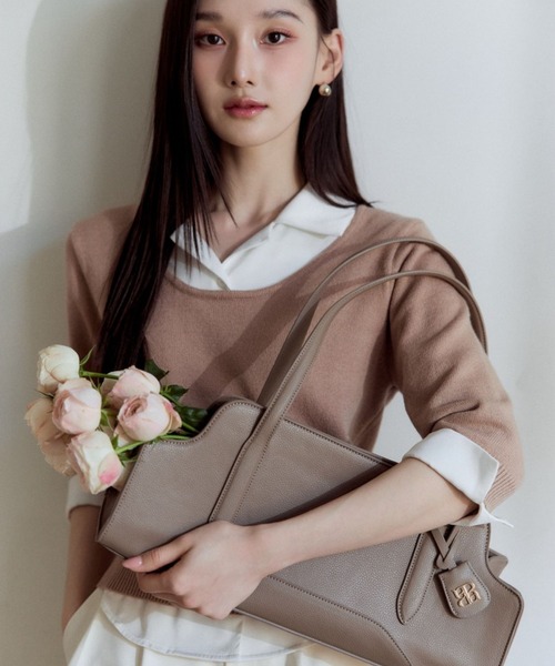 polaura(ポローラ)の「カーブストラクチャーショルダーバッグ(ショルダーバッグ・レディース・ブラック/グレイッシュベージュ・FREE)」の6枚目の写真