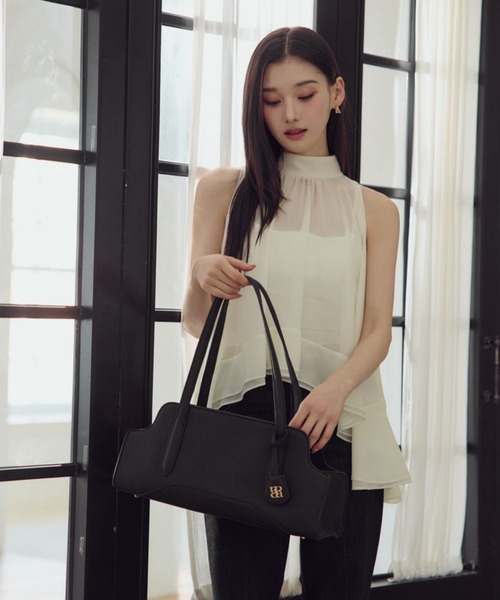 polaura(ポローラ)の「カーブストラクチャーショルダーバッグ(ショルダーバッグ・レディース・ブラック/グレイッシュベージュ・FREE)」の7枚目の写真