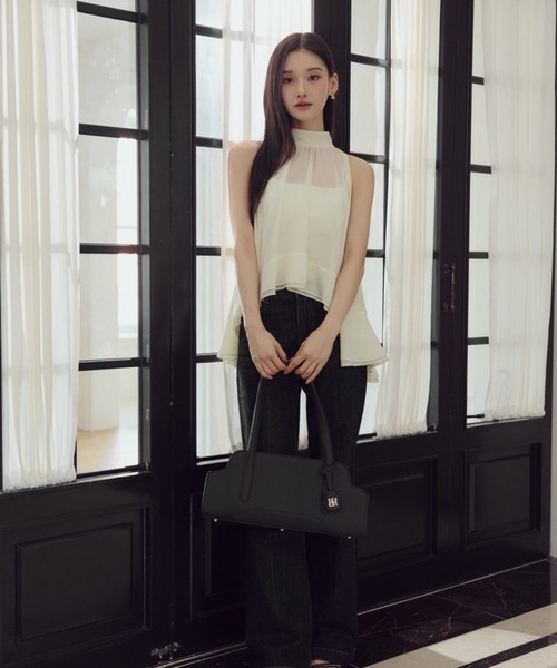 polaura(ポローラ)の「カーブストラクチャーショルダーバッグ(ショルダーバッグ・レディース・ブラック/グレイッシュベージュ・FREE)」の8枚目の写真