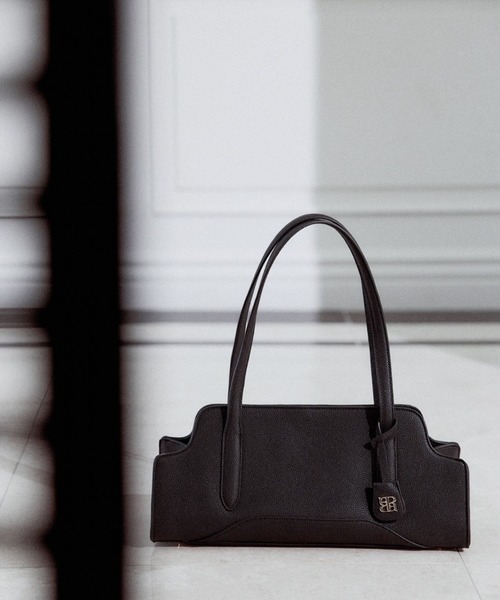 polaura(ポローラ)の「カーブストラクチャーショルダーバッグ(ショルダーバッグ・レディース・ブラック/グレイッシュベージュ・FREE)」の20枚目の写真