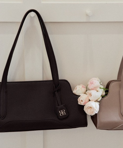 polaura(ポローラ)の「カーブストラクチャーショルダーバッグ(ショルダーバッグ・レディース・ブラック/グレイッシュベージュ・FREE)」の9枚目の写真
