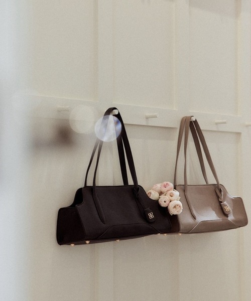 polaura(ポローラ)の「カーブストラクチャーショルダーバッグ(ショルダーバッグ・レディース・ブラック/グレイッシュベージュ・FREE)」の10枚目の写真