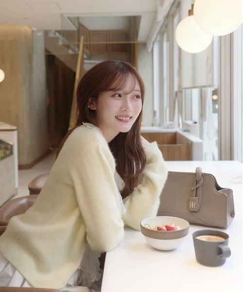 polaura(ポローラ)の「カーブストラクチャーショルダーバッグ(ショルダーバッグ・レディース・ブラック/グレイッシュベージュ・FREE)」の11枚目の写真