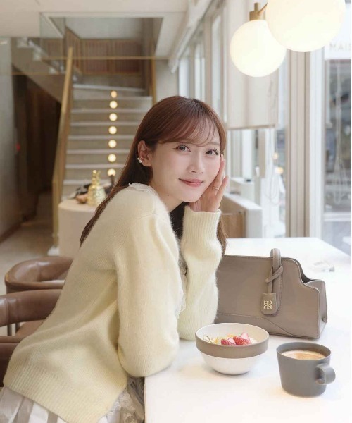 polaura(ポローラ)の「カーブストラクチャーショルダーバッグ(ショルダーバッグ・レディース・ブラック/グレイッシュベージュ・FREE)」の12枚目の写真