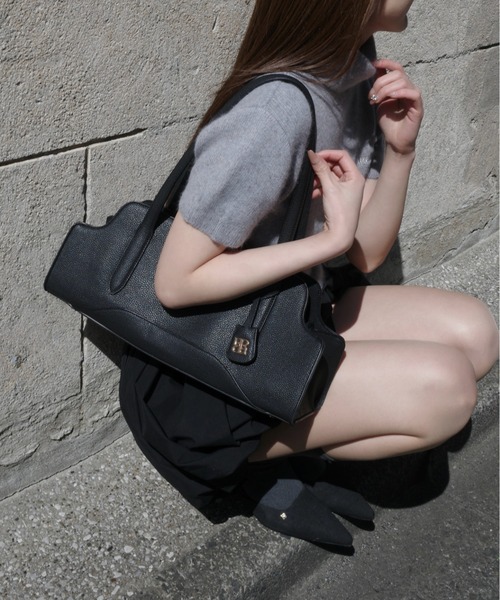 polaura(ポローラ)の「カーブストラクチャーショルダーバッグ(ショルダーバッグ・レディース・ブラック/グレイッシュベージュ・FREE)」の15枚目の写真
