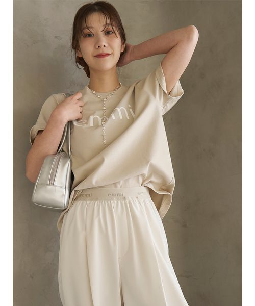 emmi（エミ）の「ベーシックemmiロゴTシャツ（Tシャツ/カットソー・レディース・ライトグレー/ホワイト/ピンク/ベージュ/チャコールグレー・F）」の4枚目の写真
