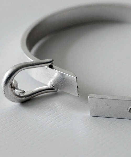 antiqua(アンティカ)の「バックルデザイン マットシルバー ブレスレット(ブレスレット・レディース・シルバー系その他・FREE)」の7枚目の写真