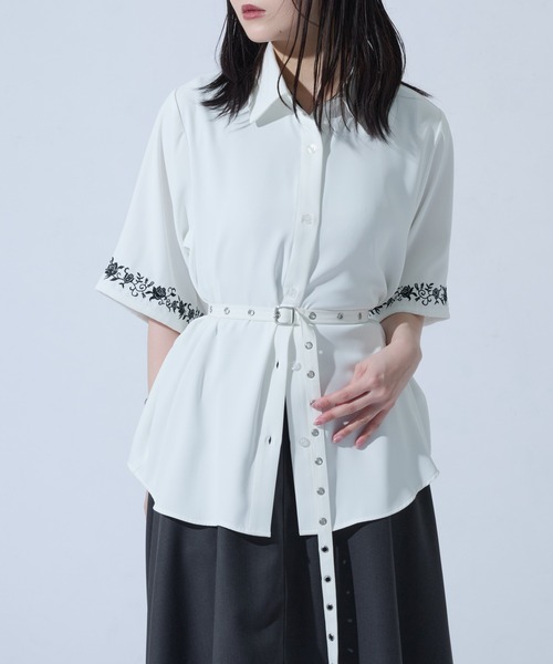 Ellno de Mavie(エルノデメヴィ)の「ハトメホソベルトツキローズ刺繍シャツ(シャツ/ブラウス・レディース・ブラック/オフホワイト/ブルーグレー・FREE)」の2枚目の写真